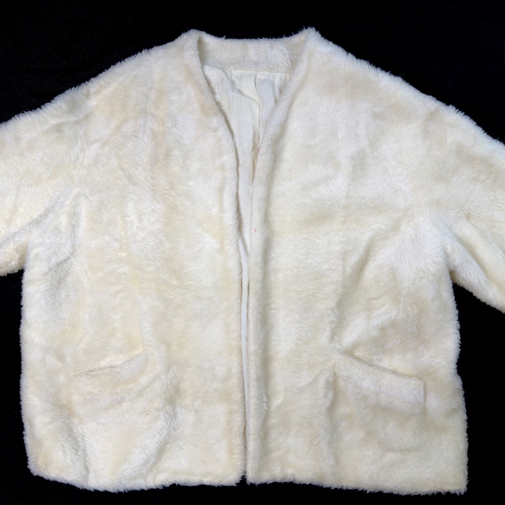 ⭐️Cream White Faux Fur Short Sleeve Jacket Size ? Brand ? Soft Plush Jacket Coat - Picture 1 of 9